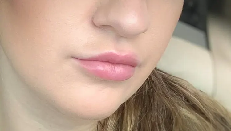 wedderspoon manuka honey moisturizing lip balm on my lips